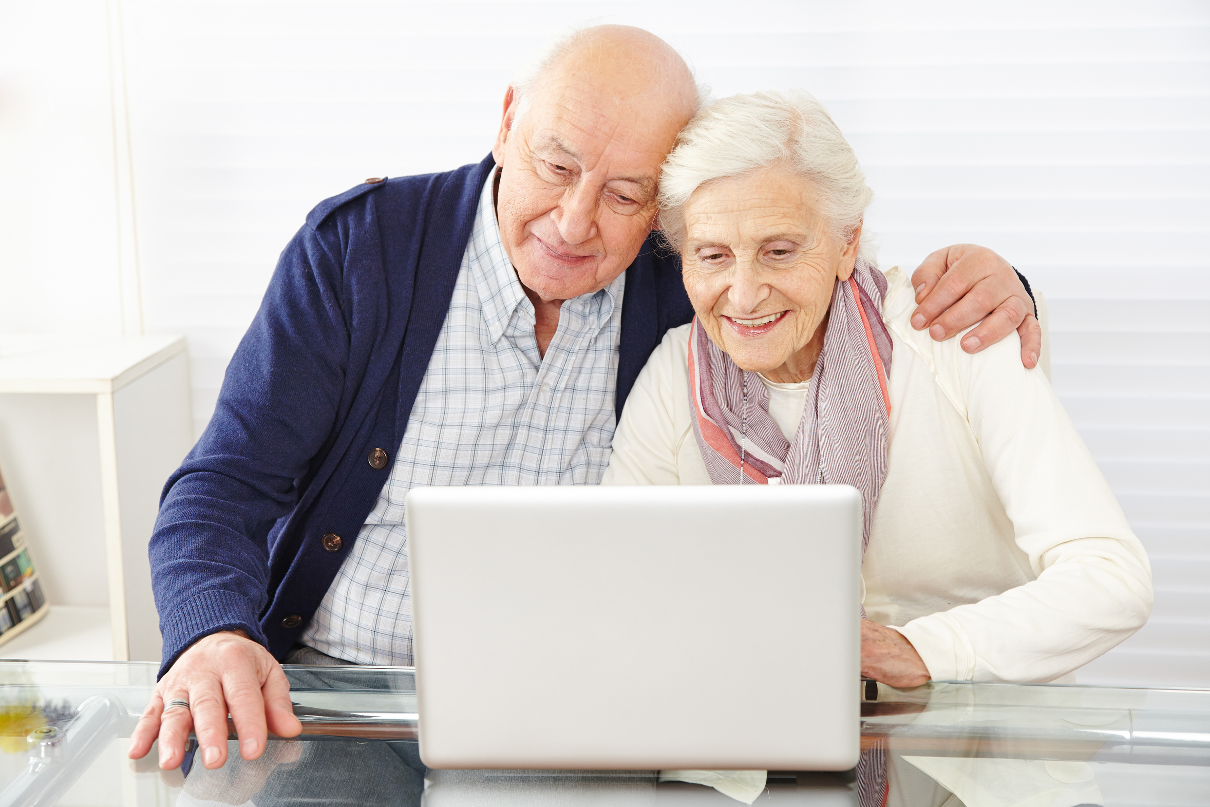 Paar Senioren am Computer im Internet